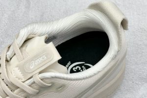 ​​Asics Gel-Kayano 32 Off-White - Men's & Women's Running Shoes​​